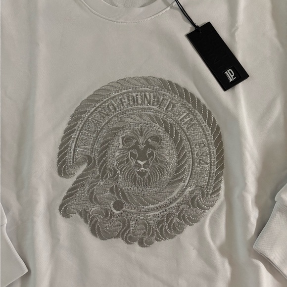 White crewneck sweat shirt with Embroidered Silver Lion Medallion